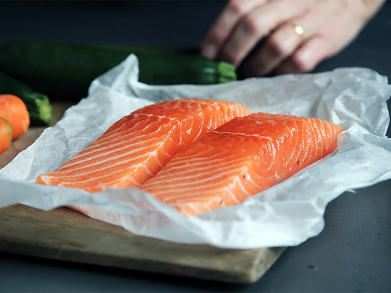 Fluorine-free greaseproof paper
